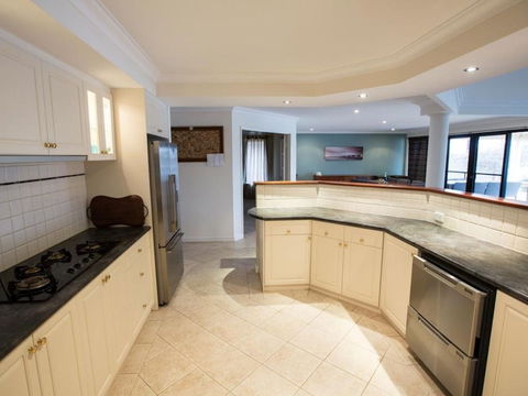 Canal Elegance In Yunderup - Accommodation Perth 2