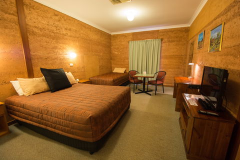 Mud Hut Motel - Accommodation Perth 2