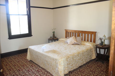 Neath Hotel - Accommodation Perth 2