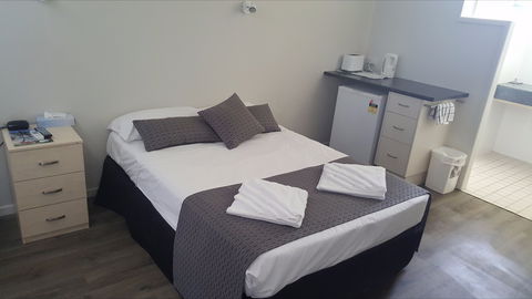 Queens Beach Hotel - Perth Resorts 1