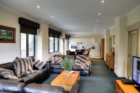 Cedarwood Apartments - Accommodation Perth 0