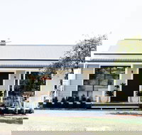 Chic Country Cottage with Vineyard Views - Perth Resorts