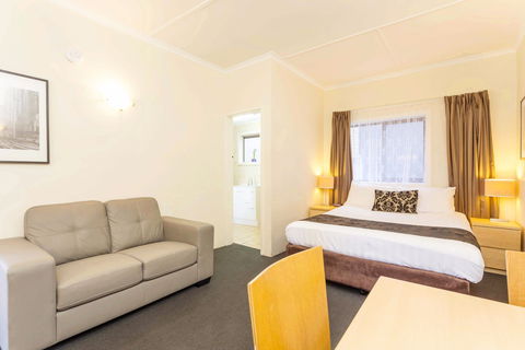 Club Motel And Apartments - Accommodation Perth 2