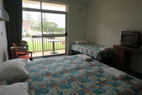 Tathra Hotel - Motel - Accommodation Perth 2