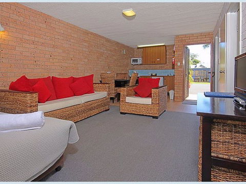 The Lodge Broulee - Accommodation Perth 2