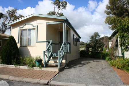 Woodcroft Park Caravan Park - Accommodation Perth 2
