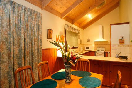 Black Dolphin Seaside Cottage - Accommodation Perth 4