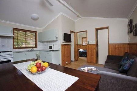 Blue Dolphin Resort & Holiday Park - Accommodation Perth 3