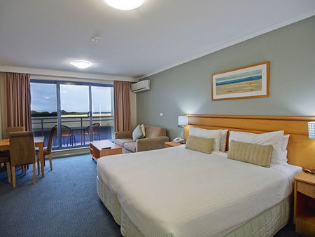 Oaks Waterfront Resort - Accommodation Perth 1