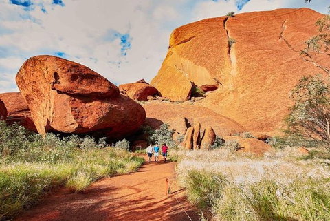 Explore Uluru: 7 Hours Guide Tour At Sunrise With Light Breakfast - Perth Resorts 2