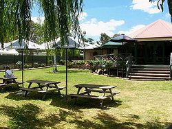 Oakbank Hotel - Accommodation Perth 3