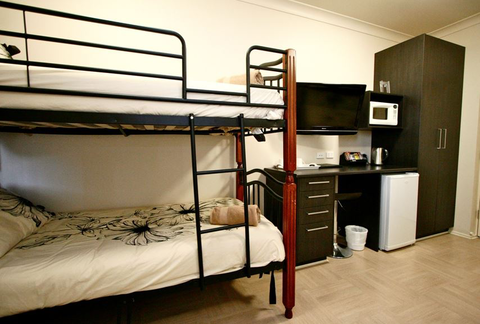 Station Hotel - Accommodation Perth 3