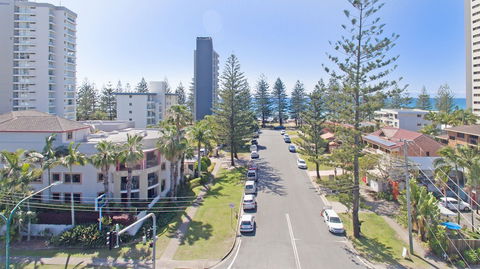 Burleigh On The Beach Holiday Apartments - Accommodation Perth 0