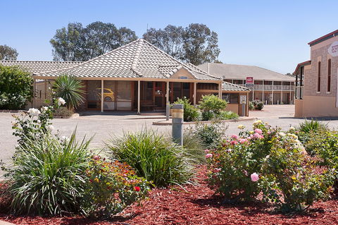 The Standpipe Golf Motor Inn - Accommodation Perth 0