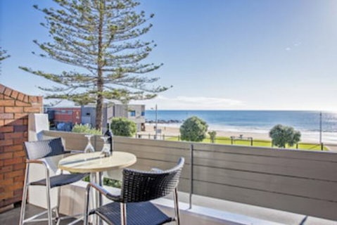 Beachfront Voyager Motor Inn - Accommodation Perth 0