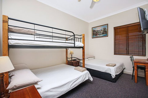 Ashfield Manor - Accommodation Perth 5