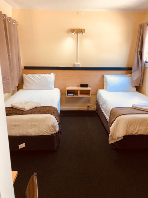 Red Cedar Motel - Accommodation Perth 4