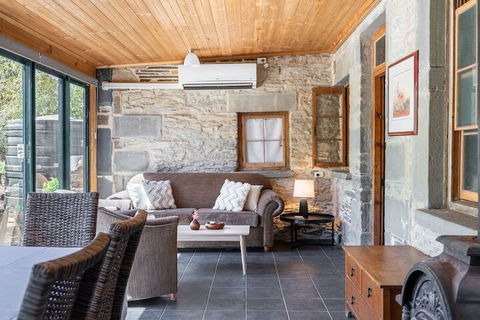 Reillys Wines Heritage Cottages - Accommodation Perth 7