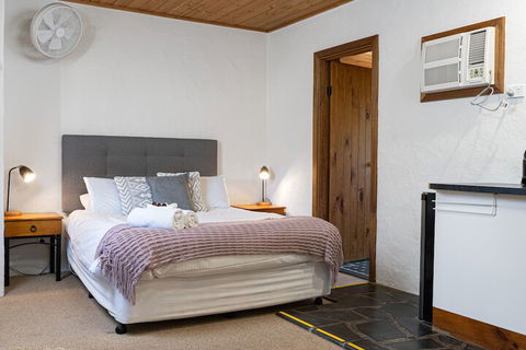 Reillys Wines Heritage Cottages - Accommodation Perth 4