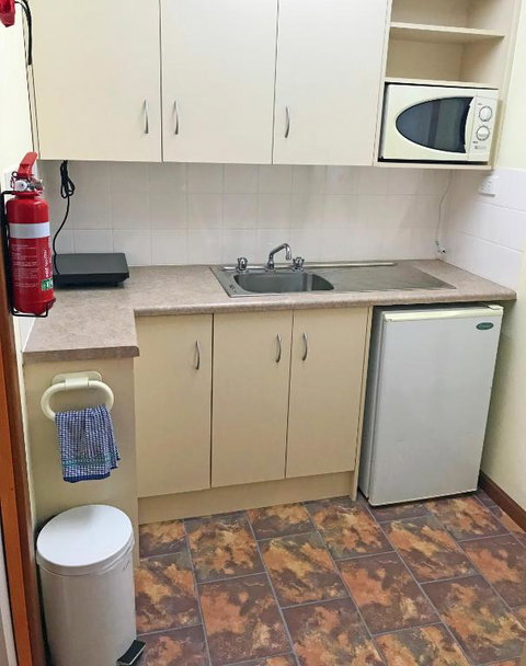 Lake Albert Motel - Perth Resorts 3