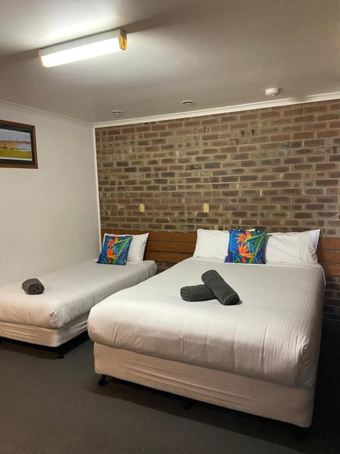 Lake Albert Motel - Perth Resorts 5