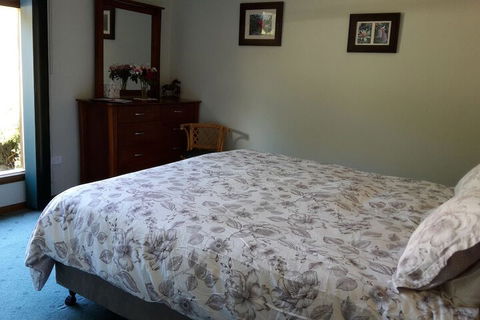 Eagles Roost Farmstay B & B - Accommodation Perth 2