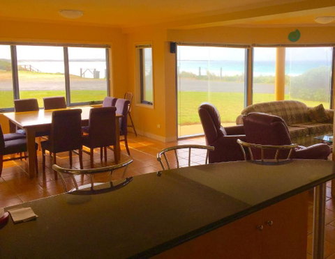 Horizons Beachfront Apartment - Accommodation Perth 4