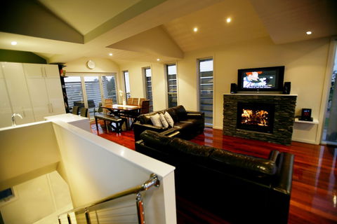 Aloha Beachfront - Accommodation Perth 5