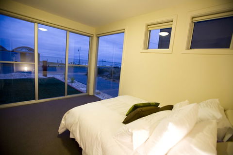Aloha Beachfront - Accommodation Perth 2