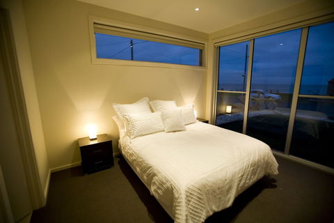 Aloha Beachfront - Accommodation Perth 3