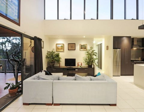 Hilltop Views - Accommodation Perth 4