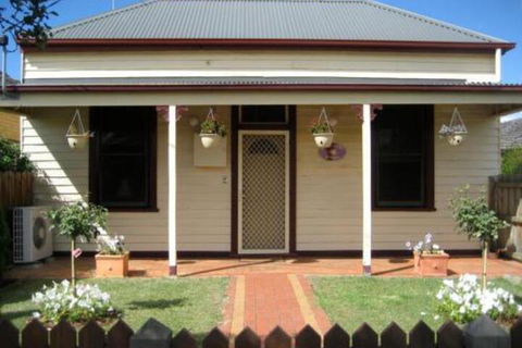 Bloomsbury Cottage - Accommodation Perth 0