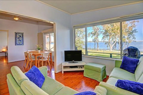 Lakes Edge Cottage - Accommodation Perth 0