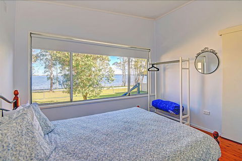 Lakes Edge Cottage - Accommodation Perth 1