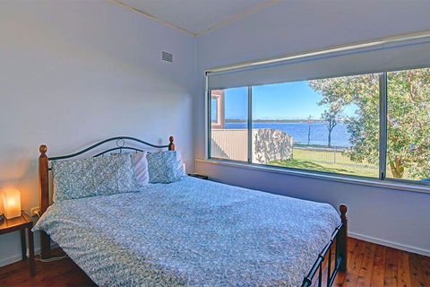 Lakes Edge Cottage - Accommodation Perth 2