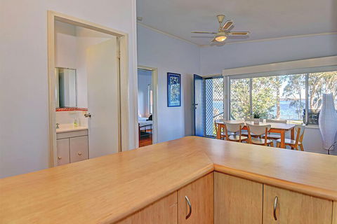 Lakes Edge Cottage - Accommodation Perth 7