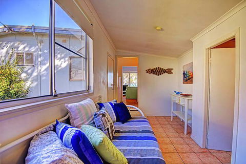 Lakes Edge Cottage - Accommodation Perth 6