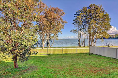 Lakes Edge Cottage - Accommodation Perth 3