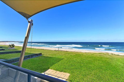 Beachfront Luxury - Accommodation Perth 3