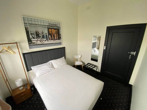 Rooms At Carboni's - Accommodation Perth 6