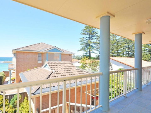 Toowoon Beach View 3br Villa 4 Just Steps To Beach With Views - Accommodation Perth 1