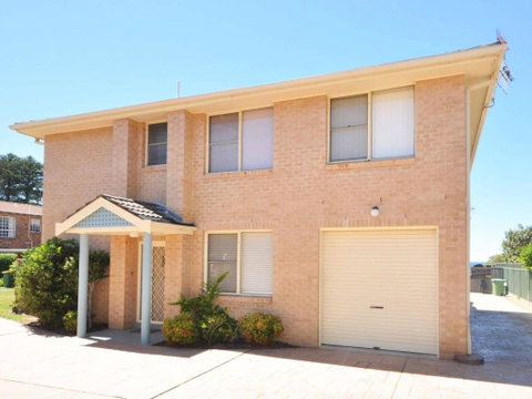 Toowoon Beach View 3br Villa 4 Just Steps To Beach With Views - Accommodation Perth 6