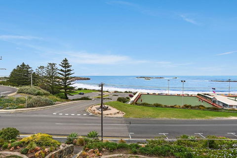 The Dolphins Beachfront Apartments - Accommodation Perth 6