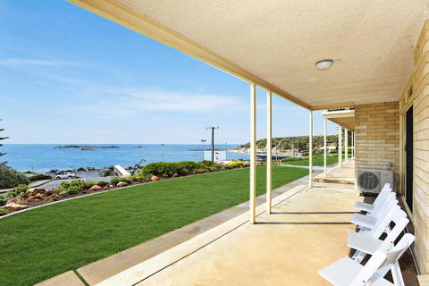 The Dolphins Beachfront Apartments - Accommodation Perth 2