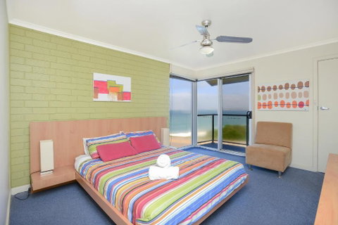 South Seas Beachfront Apartments - Accommodation Perth 6