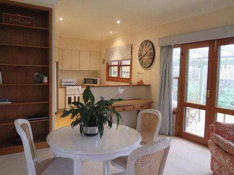 Magnolia Cottage - Accommodation Perth 2