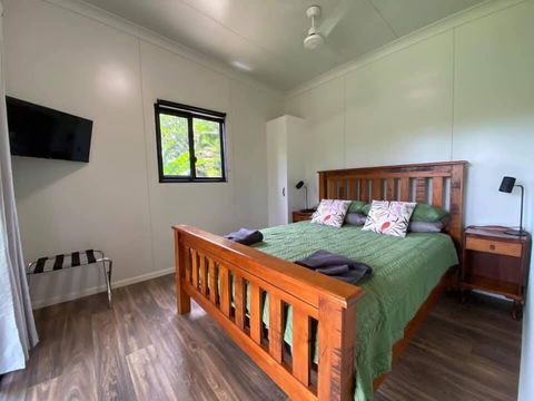 Mena Creek Flower House - Accommodation Perth 3