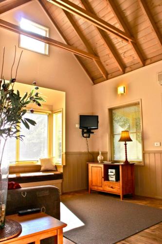 Autumn Leaf Cottage 1 - Perth Resorts 5