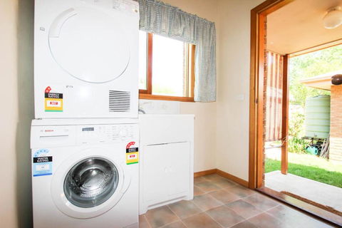 Bright Country Home - Accommodation Perth 2