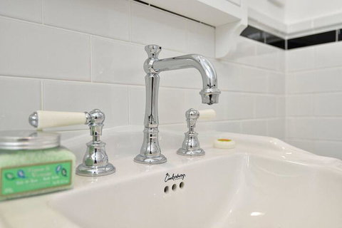 Margarets Hamptons Cottage - Accommodation Perth 3